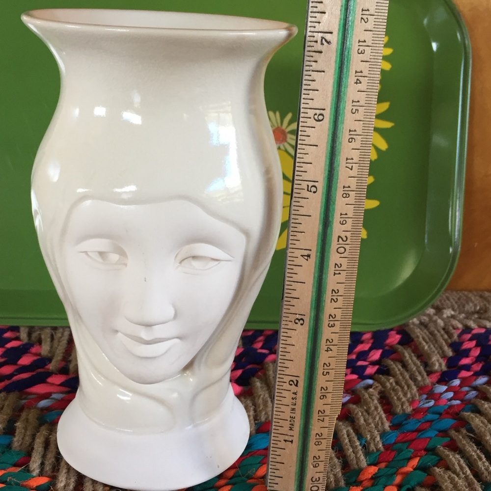 Pretty Face Vase - Picture 7 of 9
